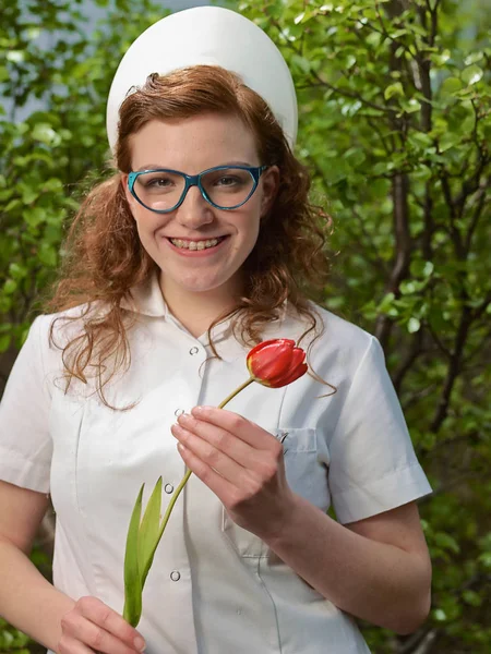 Enfermera Gafas Portadoras Flores —  Fotos de Stock