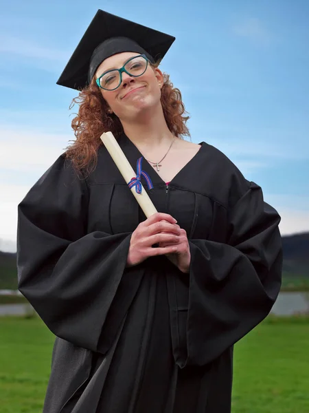 Uśmiechnięty Dyplom Ukończenia Studiów — Zdjęcie stockowe