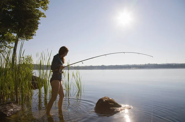 在湖里钓鱼的女人 — 图库照片