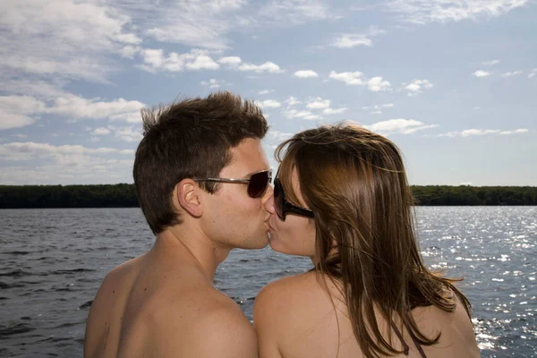 Casal Beijando Por Lago — Fotografia de Stock