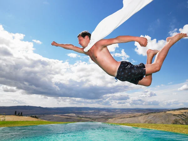 水泳プールに飛び込む男 — ストック写真