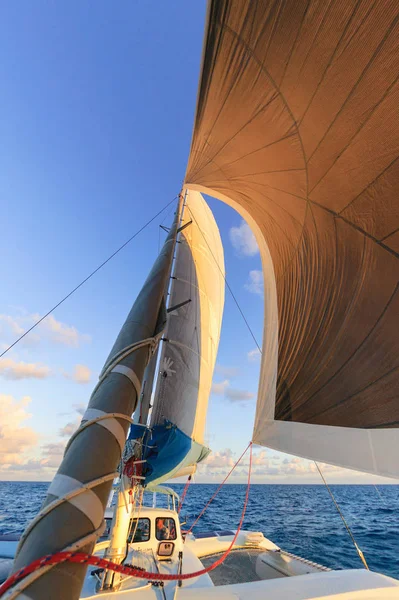 Voile Sur Bateau Volant Dans Vent — Photo