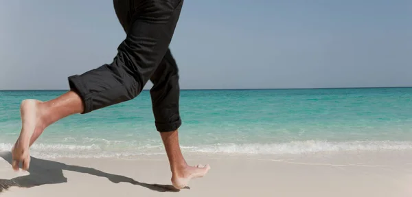 Uomo Affari Che Corre Sulla Spiaggia Tropicale — Foto Stock