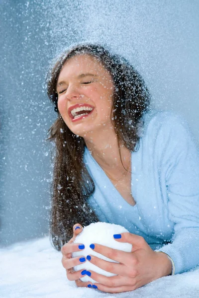 Femme Rit Dans Neige Tient Boule Neige — Photo