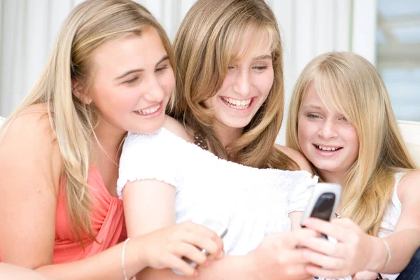 Tres Chicas Adolescentes Teléfono Móvil —  Fotos de Stock