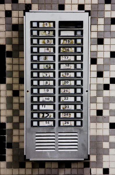 Современный Лифт Большим Количеством Ящиков — стоковое фото