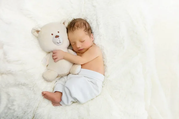 Bayi Laki Laki Yang Baru Lahir Yang Sedang Tidur Memeluk — Stok Foto