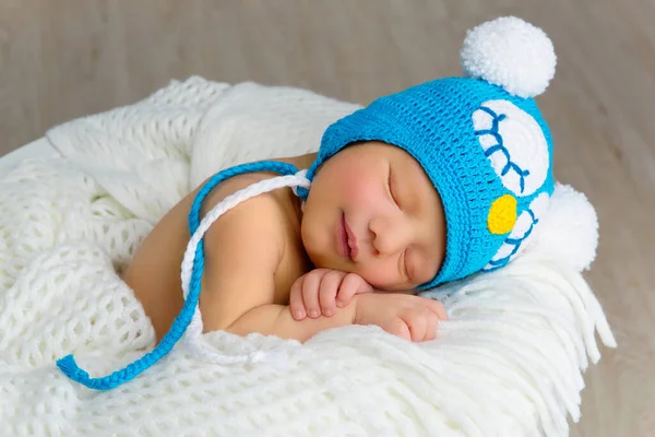 Αξιολάτρευτο Νεογέννητο Αγοράκι Που Κοιμάται Άσπρο Καλάθι Οριζόντια Σύνθεση — Φωτογραφία Αρχείου