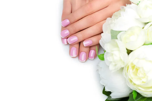Belas Mãos Mulher Com Manicure Francês Descansando Flores Peônia Isolado — Fotografia de Stock