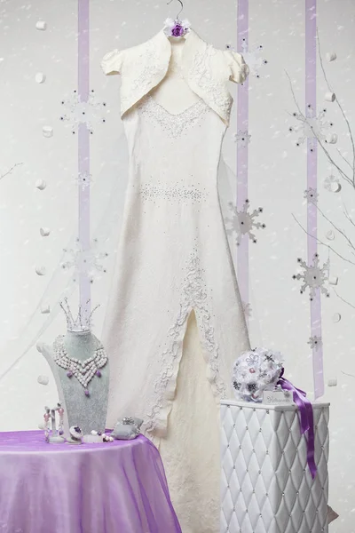 Свадебное Платье Свадебные Атрибуты Снежном Фоне — стоковое фото