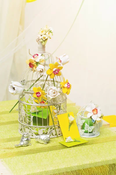 Ensemble Deux Cages Avec Fleurs Enveloppes Décorées Cadeaux Mariage — Photo