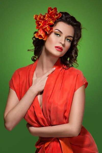 Mulher Bonita Elegante Vestindo Vestido Laranja Brilhante Com Maquiagem Colorida — Fotografia de Stock