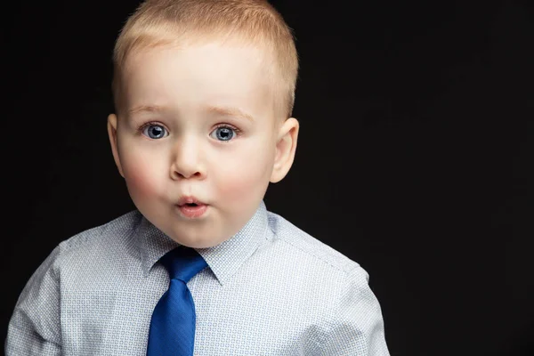 Beau Petit Garçon Drôle Portant Chemise Cravate Bleue Avec Expression — Photo