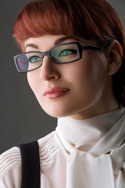 Piękna Młoda Kobieta Białej Bluzce Okulary Szary Tło Zbliżenie — Zdjęcie stockowe