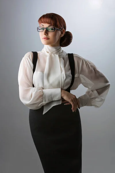 Belle Jeune Femme Lunettes Mode Portant Chemisier Jupe Sur Fond — Photo