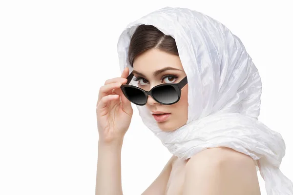 Portret Pięknej Młodej Kobiety Białym Szaliku Głowie Trzymającej Czarne Okulary — Zdjęcie stockowe