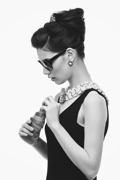 Bella Giovane Donna Che Sembra Audrey Hepburn Occhiali Sole Che — Foto Stock