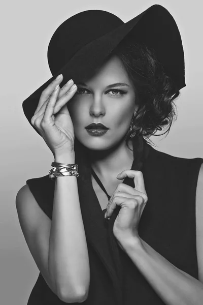 Gros Portrait Belle Jeune Femme Tissu Épais Chapeau Noir Gilet — Photo