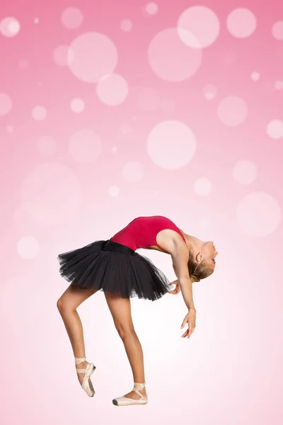 Piękna Młoda Balerina Wykonująca Chareograficzne Ruchy Odizolowane Różowym Tle Bokeh — Zdjęcie stockowe