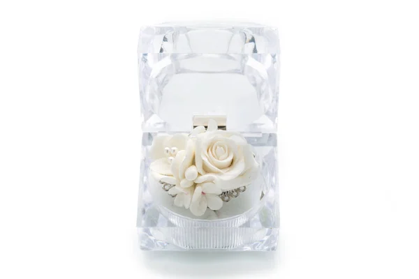 Närbild Bild Handgjorda Ring Med Blommor Inuti Kristall Box Isolerad — Stockfoto