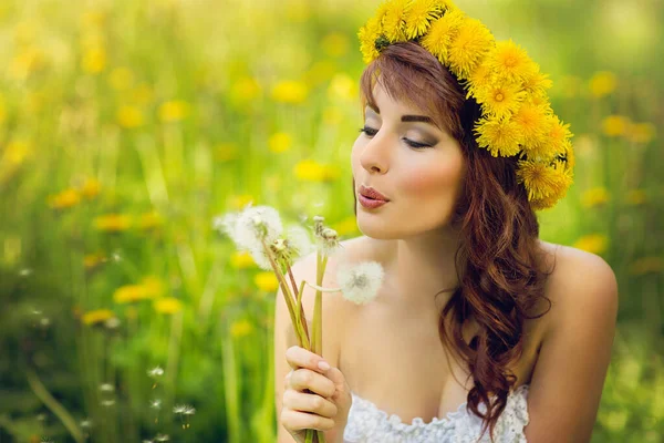 Kafasında Çiçek Çelengi Olan Güzel Genç Bir Kadın Karahindiba Üflüyor — Stok fotoğraf