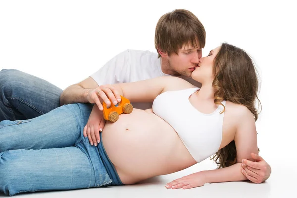 Mooie Zwangere Jonge Vrouw Die Haar Man Kust Geïsoleerd Witte — Stockfoto