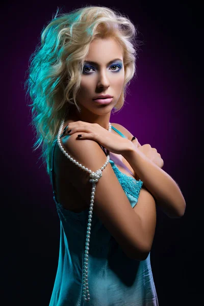 Mulher Jovem Loira Bonita Com Maquiagem Azul Esfumaçada Brilhante Sobre — Fotografia de Stock