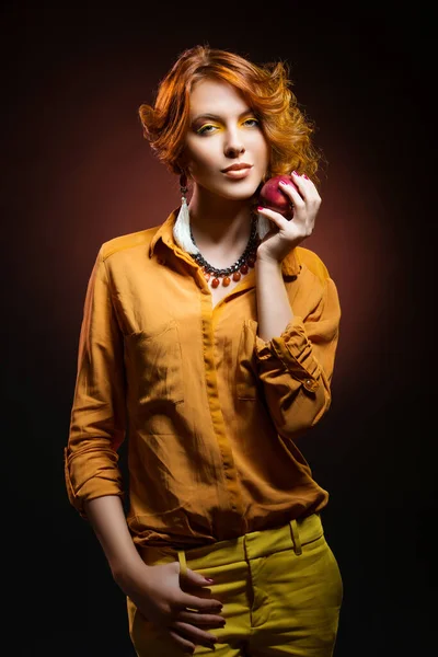 Piękna Młoda Kobieta Jasnożółtym Makijażu Ubrana Pomarańczowym Stylu Jesień Gospodarstwa — Zdjęcie stockowe