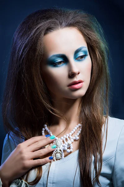 Retrato Una Hermosa Mujer Joven Con Maquillaje Azul Brillante Vestido —  Fotos de Stock