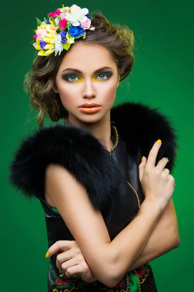 Vacker Ung Kvinna Med Ljusa Färgglada Makeup Och Blommor Huvudet — Stockfoto