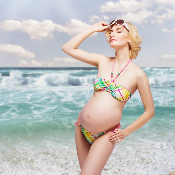 Mooie Jonge Zwangere Vrouw Kleurrijke Bikini Die Zee Staat Vierkante — Stockfoto