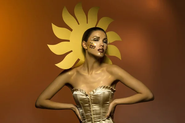 Schöne Junge Frau Als Sonnenmädchen Gekleidet Kreatives Styling Heller Flammenhintergrund — Stockfoto