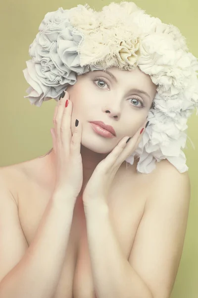 Mulher Bonita Com Flores Tecido Cabeça — Fotografia de Stock