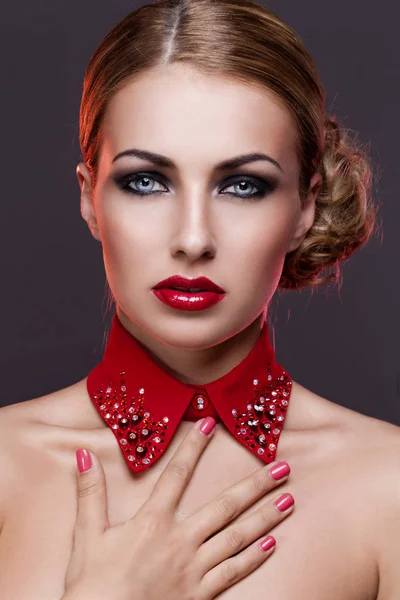 Retrato Close Bela Jovem Com Maquiagem Brilhante Gola Vermelha Seu — Fotografia de Stock