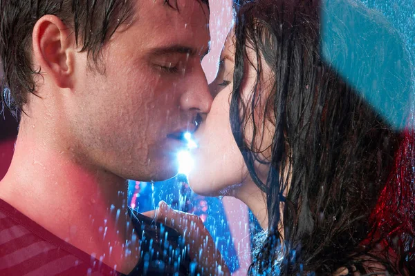 Junges Paar Küsst Sich Regen Stockfoto
