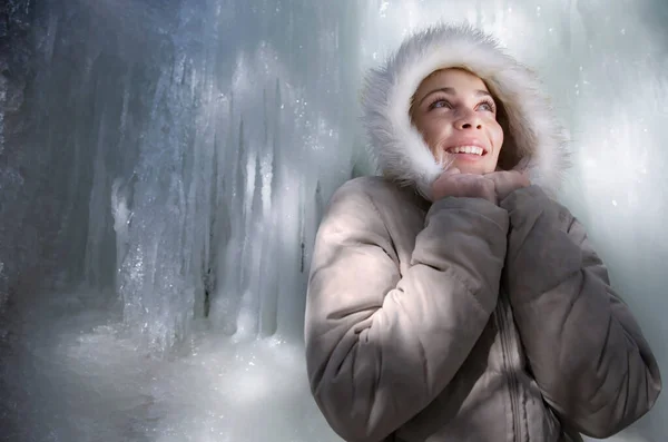 Kvinnan Står Vid Ice Royaltyfria Stockfoton