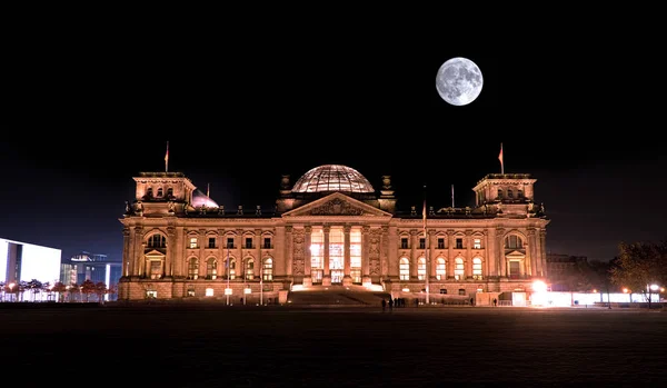 Berlin Reichstag Oscuridad Con Una Luna Brillante — Foto de Stock