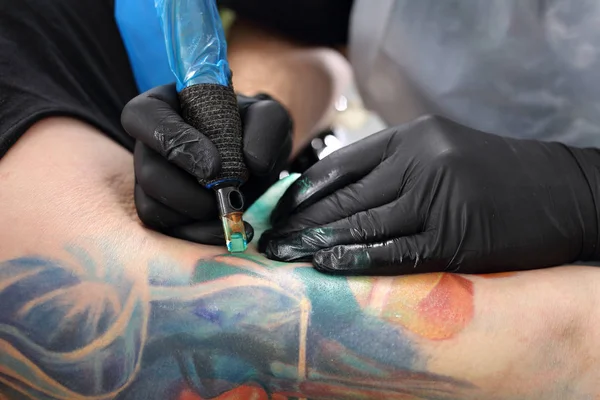 Татуировщик Цветной Татуировкой — стоковое фото