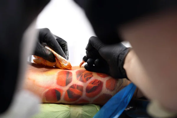 Tatueringsmaskin Tatuerare Tatuering Färg Tatuering Sin Hand Man — Stockfoto