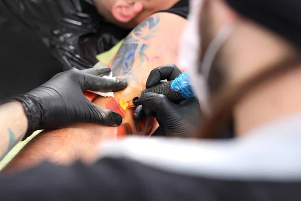 Tatuagem Artista Tatuagem Cor Tatuagem — Fotografia de Stock