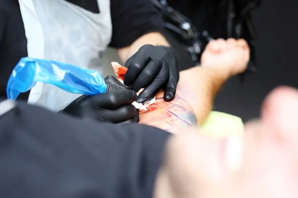 Tatoo Tekening Zijn Schouder Tatoeage Tatoeage Kunstenaar Doet Tatoeage Hand — Stockfoto