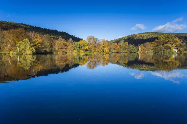 Tančící Listy Podzim Dlouhou Expozicí Barevnými Podzimními Listy Jejich Procházkou — Stock fotografie