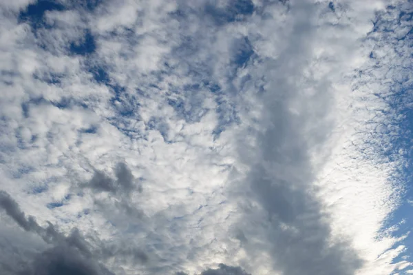 Légköri Felhők Közelednek Kék Égbolton Hátul — Stock Fotó