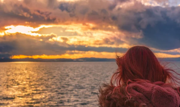 Paisagem Com Pôr Sol Colorido Sobre Lago Bodensee Uma Mulher — Fotografia de Stock