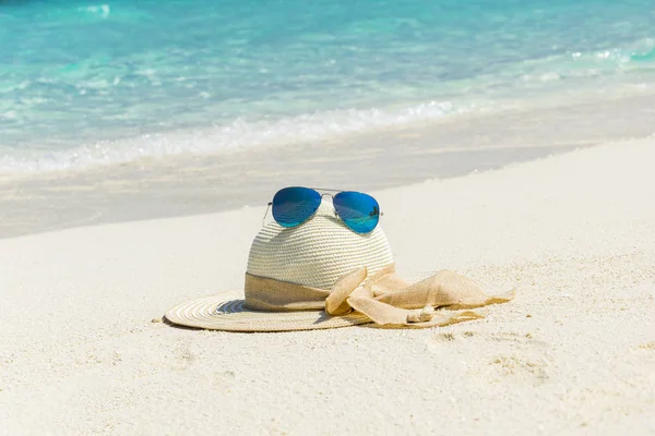 Chapéu Feminino Branco Com Óculos Sol Azul Aviador Deitado Praia — Fotografia de Stock