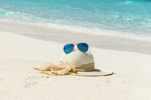 Chapéu Feminino Branco Com Óculos Sol Azul Aviador Deitado Praia — Fotografia de Stock