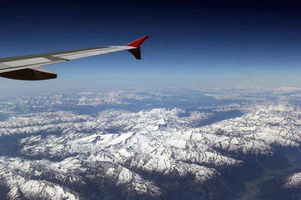 Blick Aus Dem Flugzeugfenster Beim Flug Über Die Schneebedeckten Österreichischen — Stockfoto