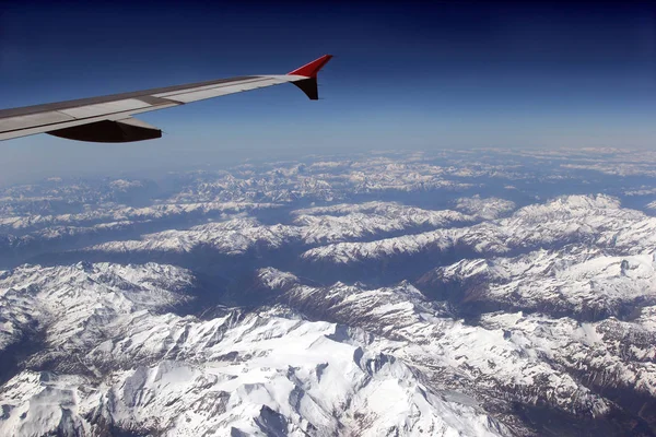 Blick Aus Dem Flugzeugfenster Beim Flug Über Die Verschneiten Österreichischen — Stockfoto