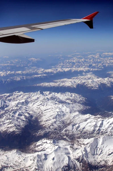 Vista Janela Avião Voar Sobre Alpes Austríacos Cobertos Neve — Fotografia de Stock