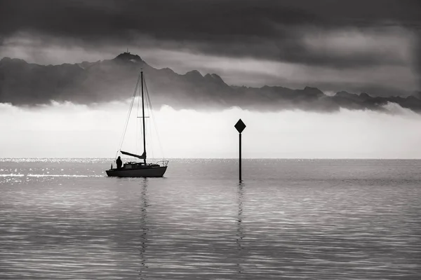 Paisaje Blanco Negro Con Barco Navegando Por Lago Bodensee Con —  Fotos de Stock